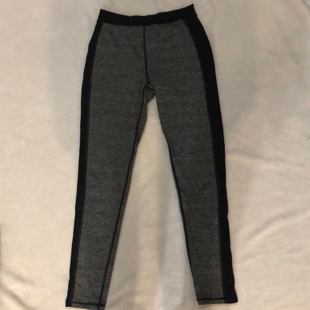 Athletic leggings with mesh side